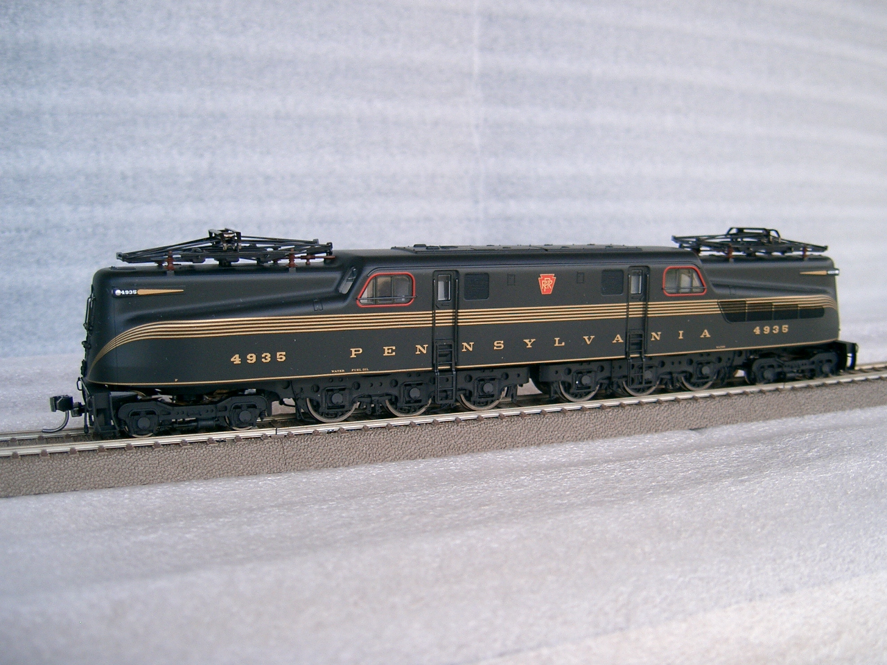 Trix 22810 - PRR class GG-1, Brunswick Green, 5 golden pin-stripes, No.4935, RP 25 wheels.01